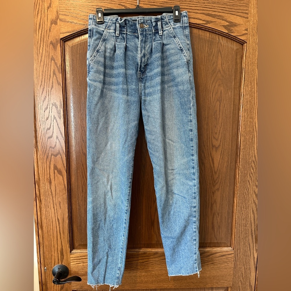 Hollister Ultra High Rise Mom Jeans Light Wash Distressed Raw Hem W26 L29